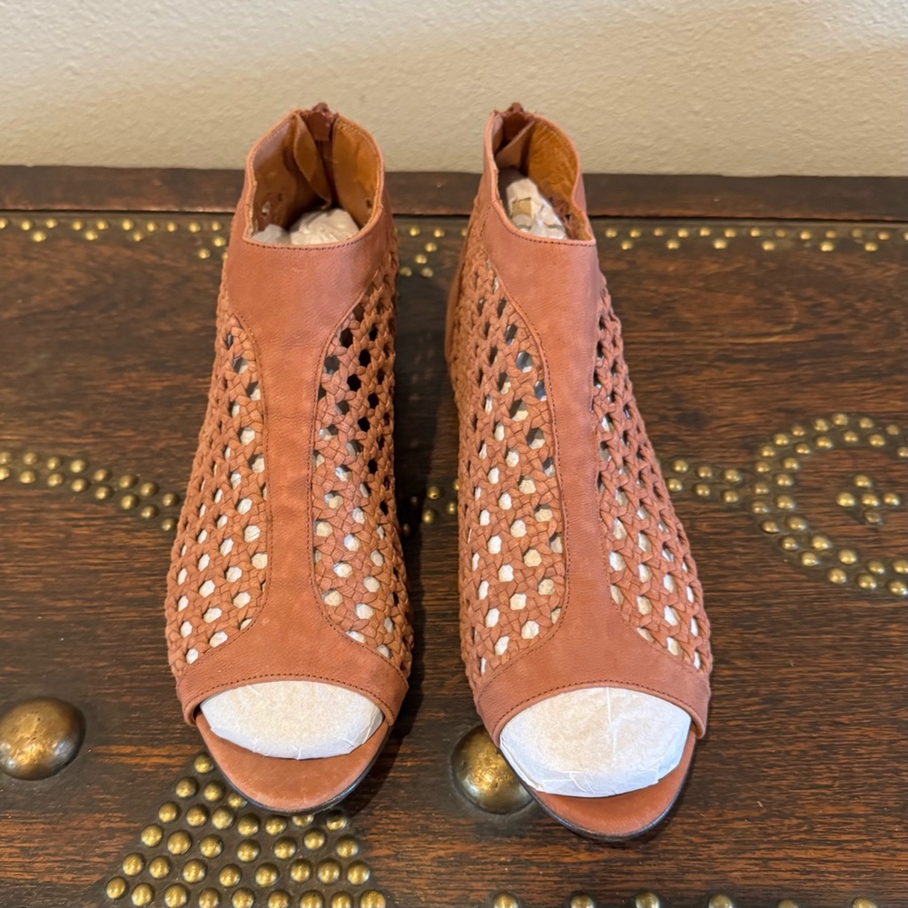 Sundance Woven Open-Toe Sandals in Rose and Cream - Picture 2 of 7